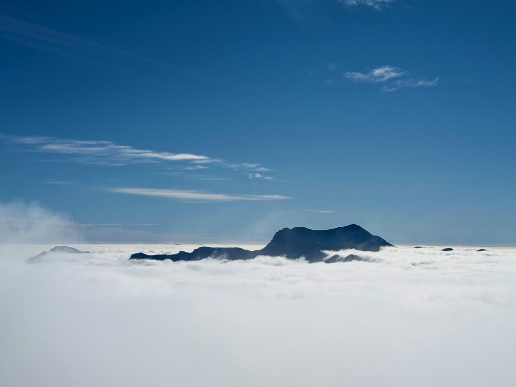 Mt Fishtail and nearby points like islands in the sky.