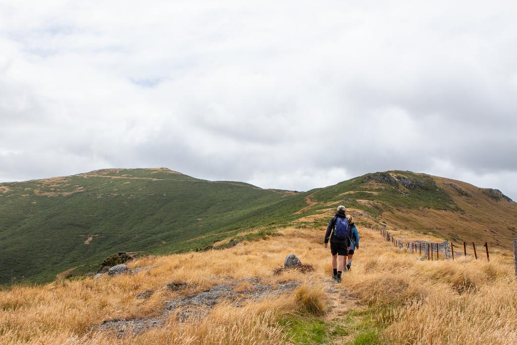 Seonaid and Phoebe traversing to Mt Herbert Shelter.