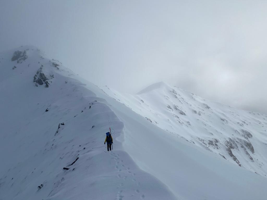 The very atmospheric ridge with cornice on the way to 1401.