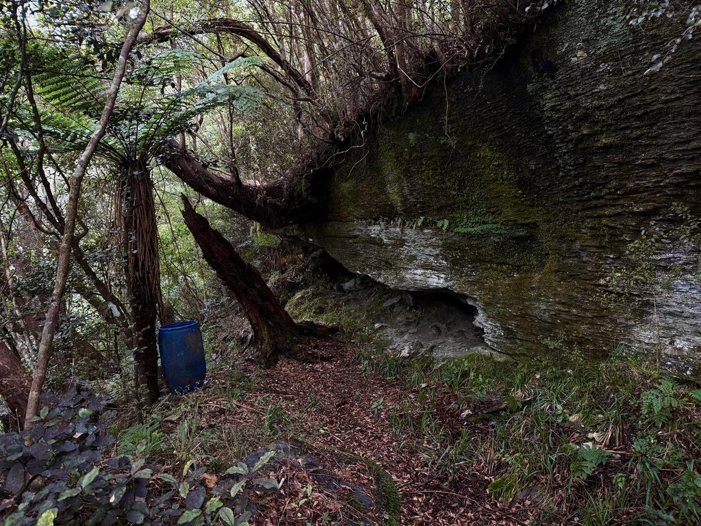 A little rock bivvy and water barrel at the top of the climb to Boo Boo Hut.