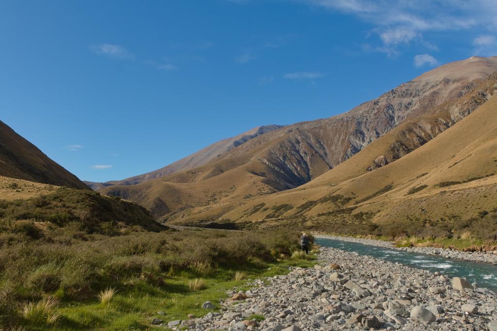Easy-going riverbed and low matagouri on the Hakatere.