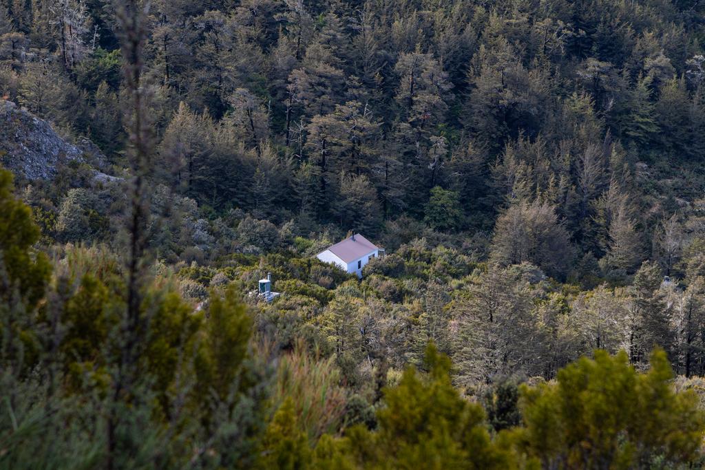 Pinncales Hut visible from The Pinnacales themselves.
