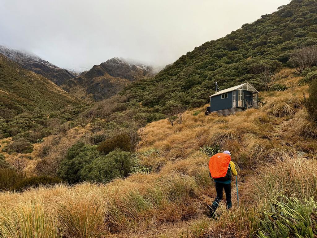 Top Kokatahi Hut! Very tidy and warm, although a previous occupant left it stinking of weed 😒