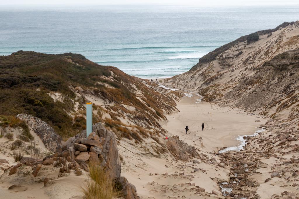 Climbing out of West Ruggedy Beach to East Ruggedy Hut.